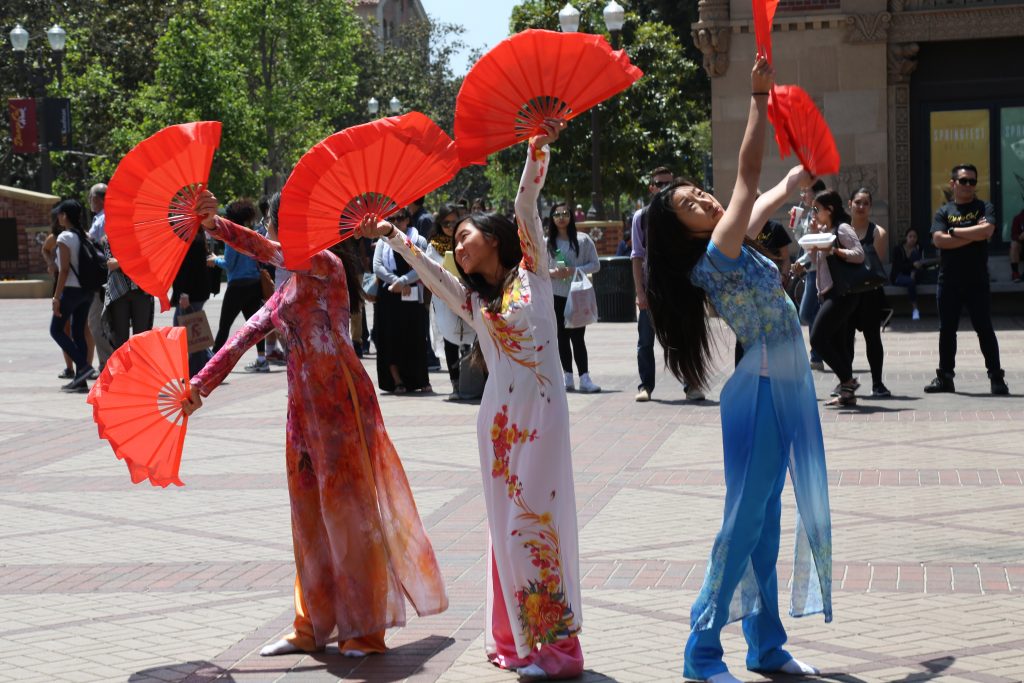 USC Vietnamese Student Association performs at Dance on! Week